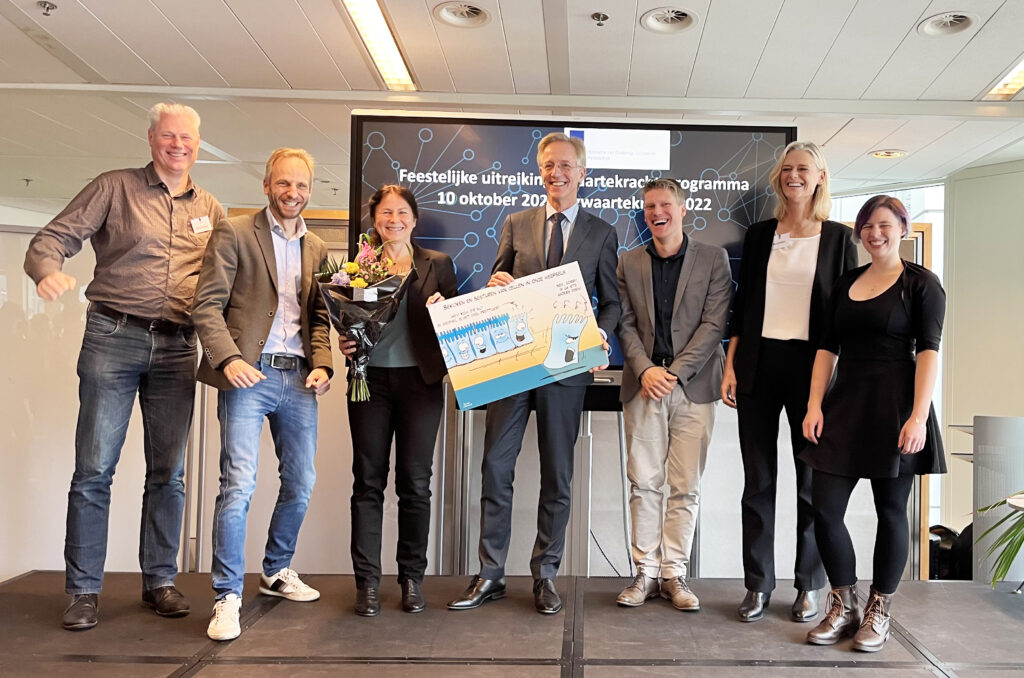 Sjoerd Stallinga, Jacco van Rheenen, Anna Akhmanova, Minister  Robbert Dijkgraaf, Lukas Kapitein, Madelon Maurice and Janine McCaughey on stage.